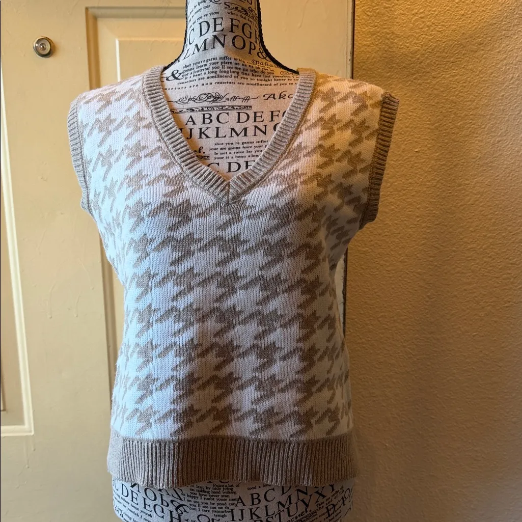 Jessica Simpson V-Neck Houndstooth Sweater Vest - Cream and Brown - Image 5