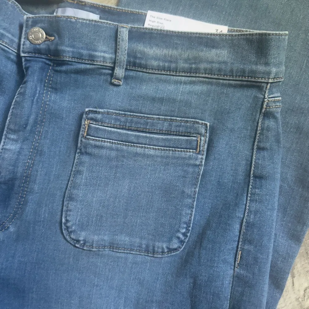 🆕 Loft Welt Patch Pocket High Rise Slim Flare Jeans in Luxe Medium Wash size 34 - Image 3