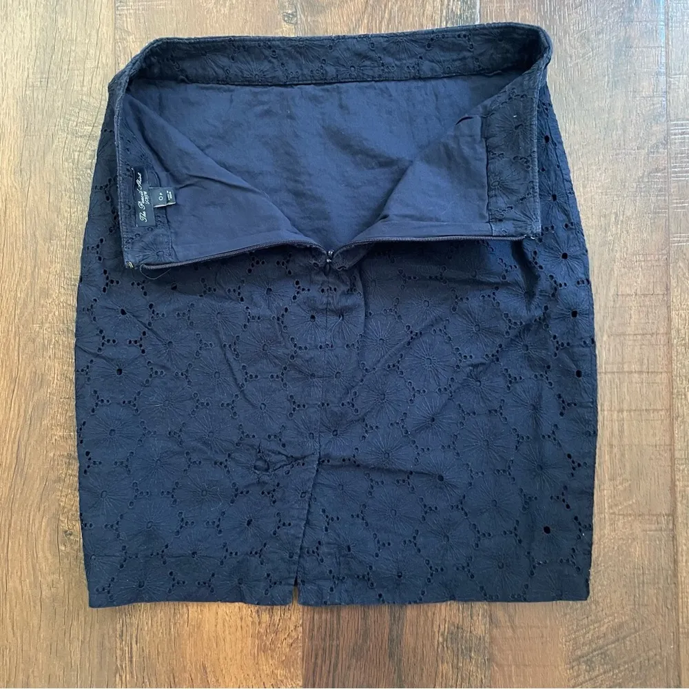 J. CREW The Pencil Skirt, blue lace, fully lined, size 0P - Image 4