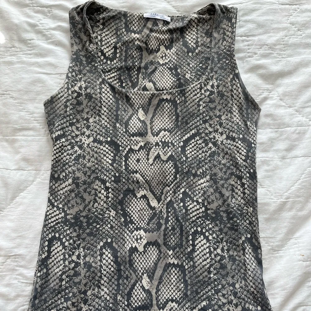 Never worn Zara gray snake skin print tank top - Image 2