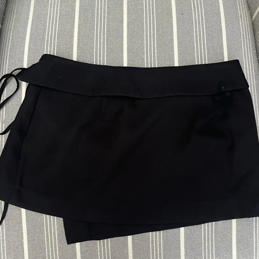 Edikted  Black Wrap Skirt - Image 3
