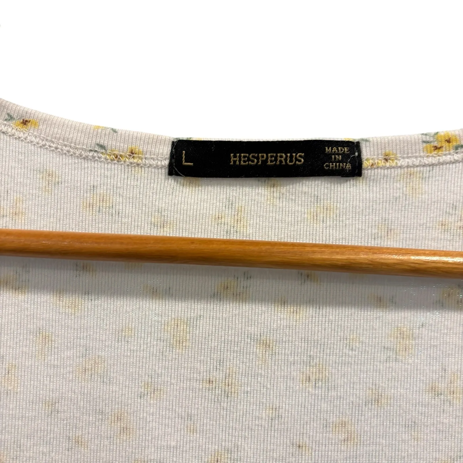 Y2K floral button crop tee top, white and yellow, heart buttons, size large - Image 5