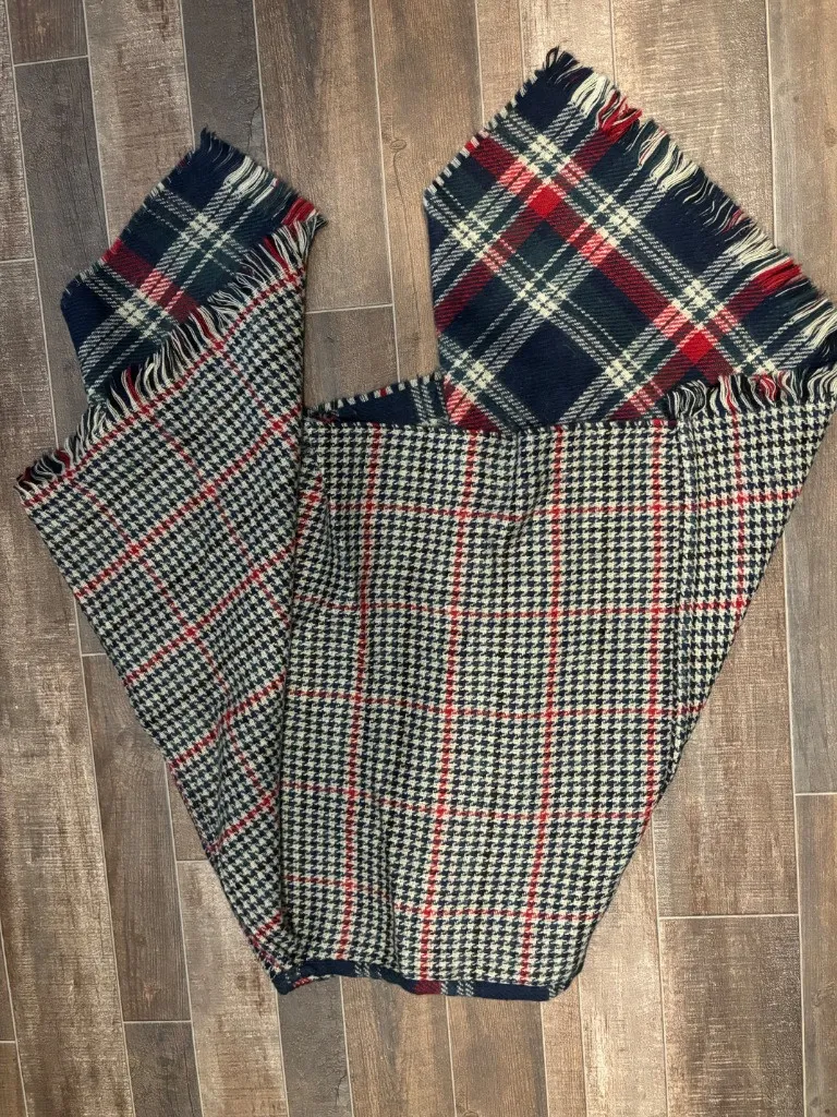 Reversible plaid and houndstooth patterned poncho - Image 2