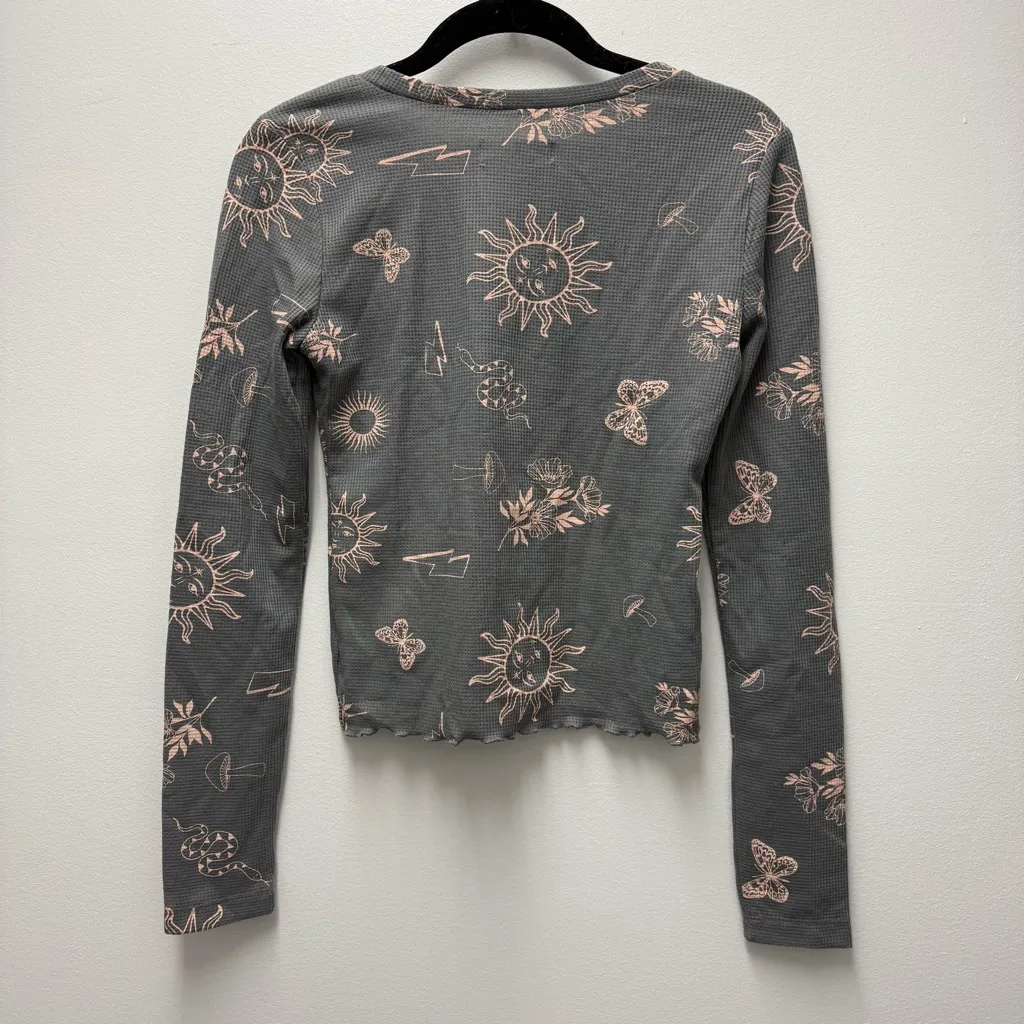 NWOT Grayson Threads Black Label Waffle Top Graphic Print, Grey | Size Small - Image 3