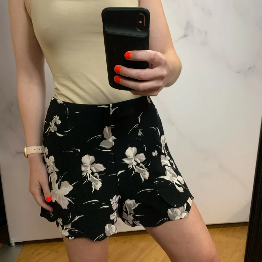 NWT Leith 🌸Black floral shorts - Image 2