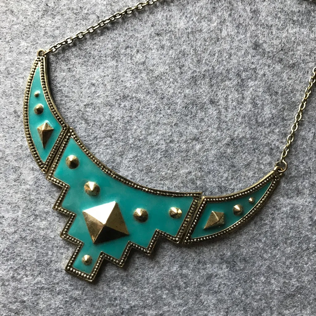 🖤FREE with purchase: Stud Bib Necklace Gold - Image 3