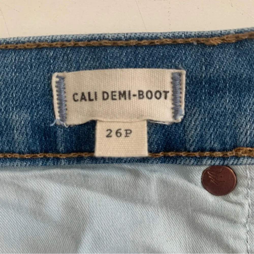 Petite Cali Demi Boot Button Fly Distressed Hem Jeans Size 25P - Image 4