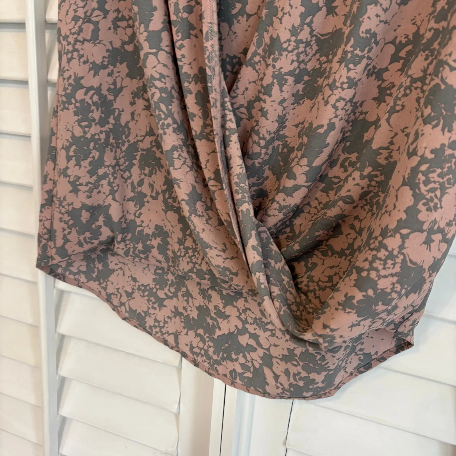 Halogen  Pink And Gray Floral Blouse‎ Size Small - Image 3