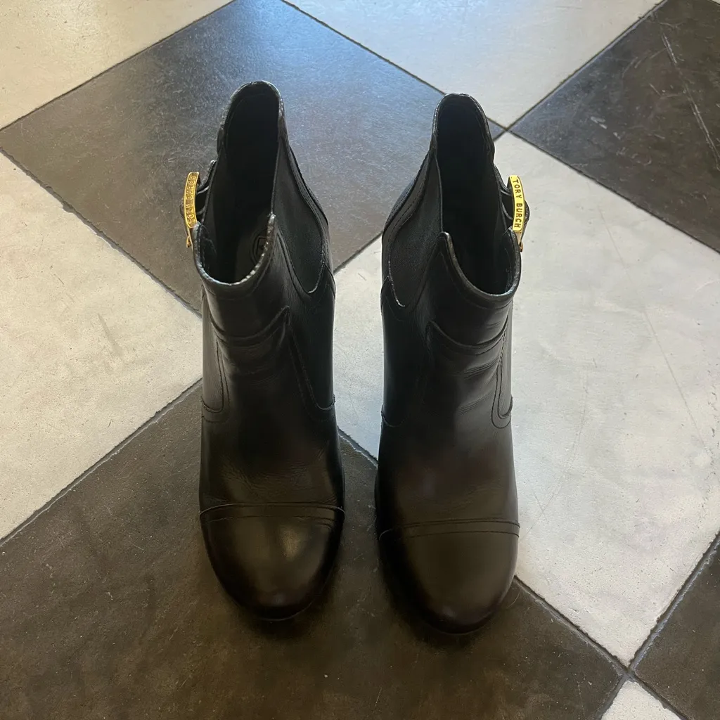 Tory Burch Black Wedge Shoes with Gold Detail - Image 7