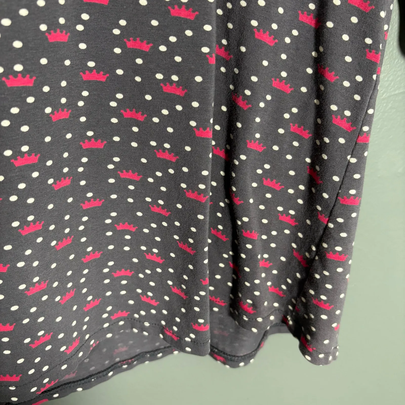 Avarnas Women's Y2K Gray Crown Print Henley Top - Image 3