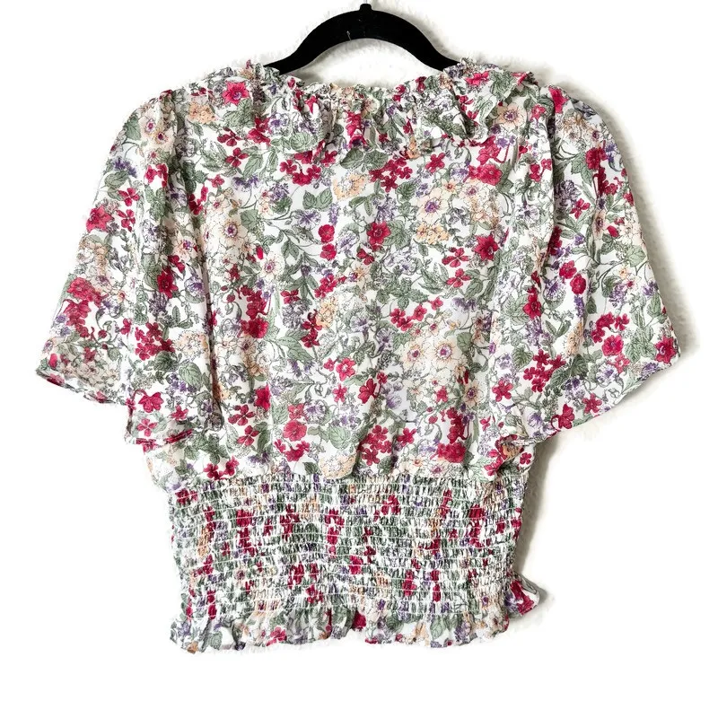 Astr The Label V-neck Short Sleeve Floral Ruffled Smocked Blouse Size Medium - Image 3