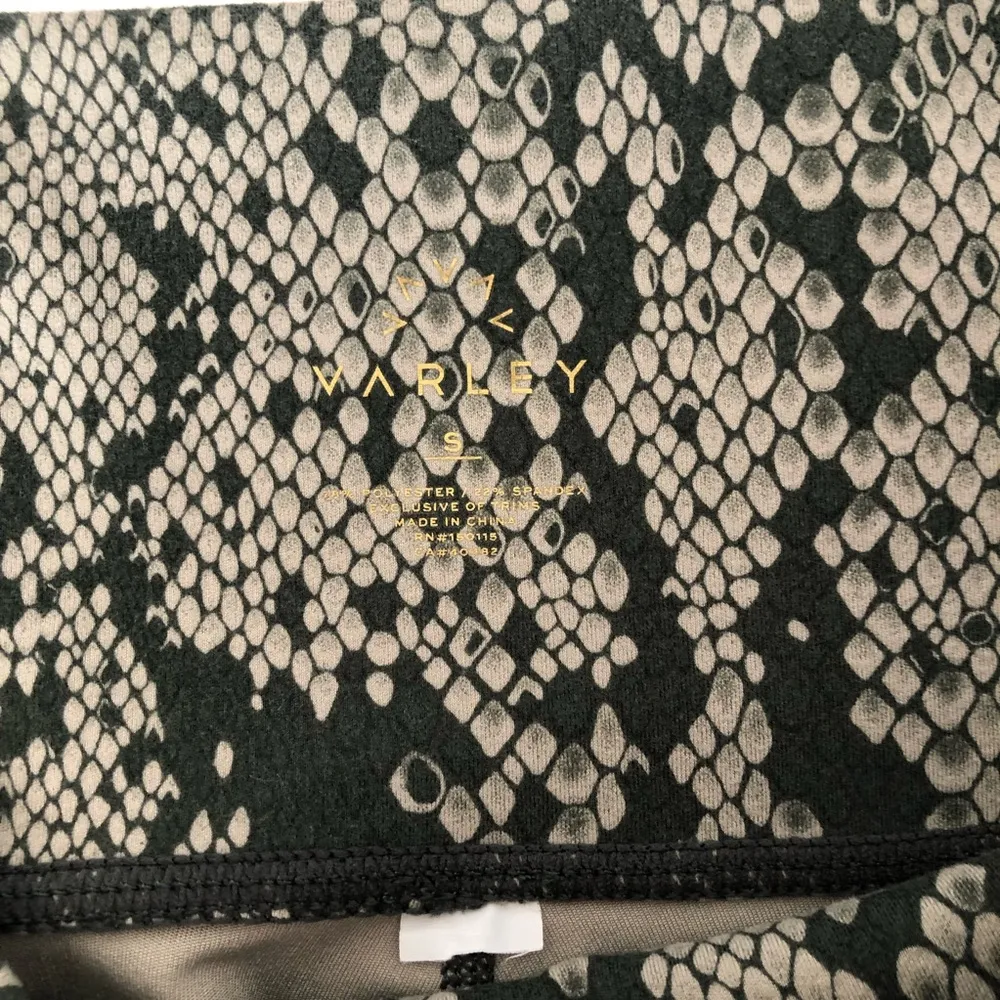 Varley x revolve Century 2.0 Legging in Tile Snake Sz small - Image 6