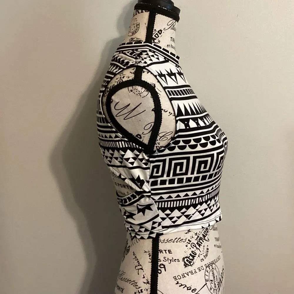 BODY CENTRAL OPEN BACK AZTEC CROP TOP Sz. LG - Image 2