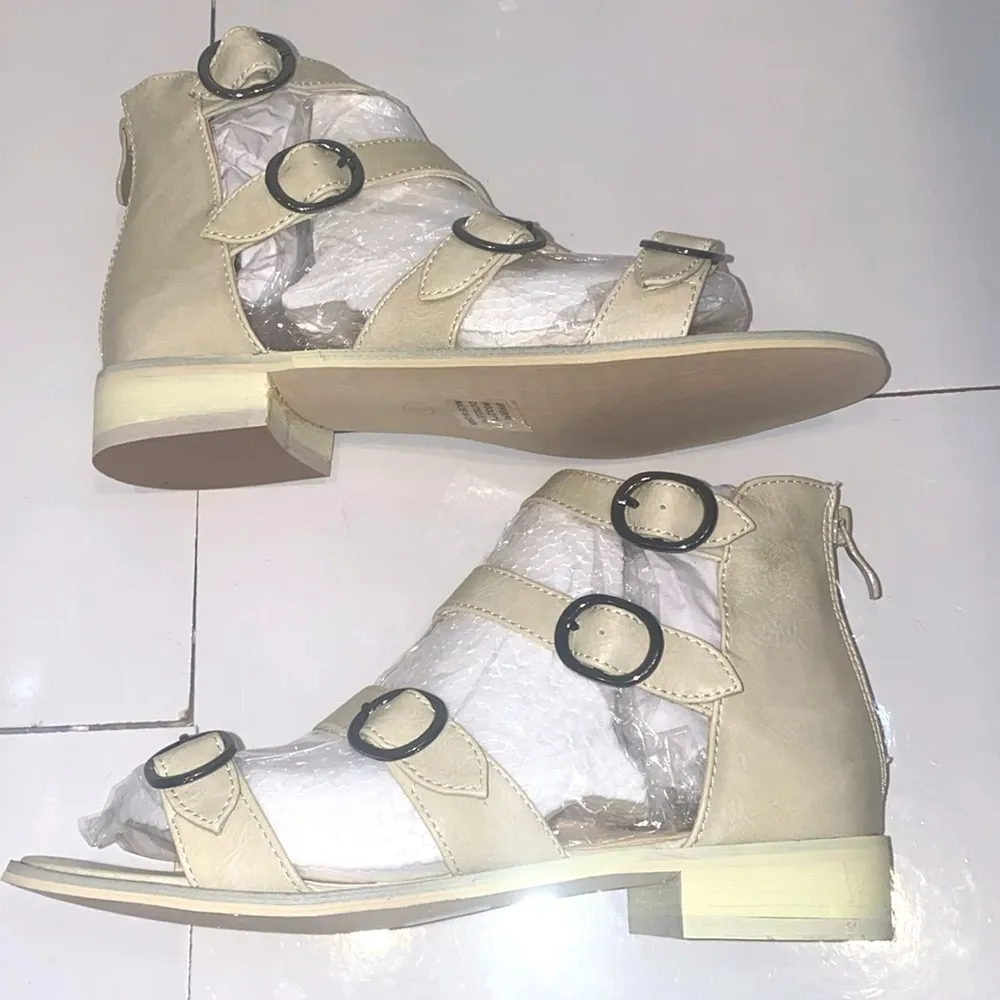 Journee Collection bone faux leather gladiator sandals. Back zip. Size 8.NWT/Box - Image 6