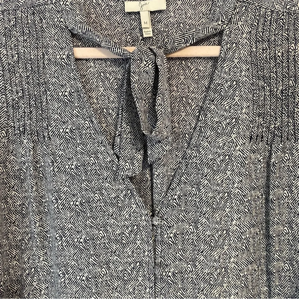 Joie 100% Silk Blouse V Neck Button Long Sleeve Bow Collar Size Medium - Image 4