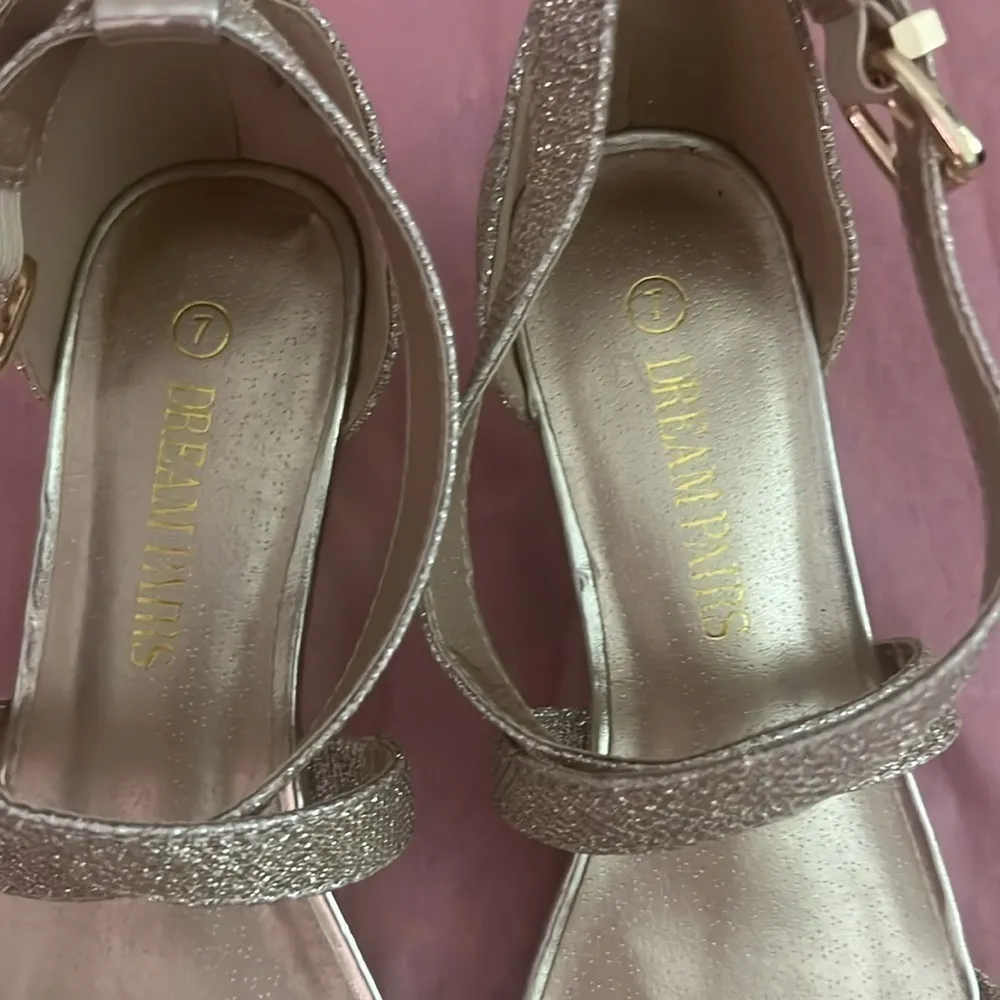 🎄Dream Pairs sparkle sandal - Image 3
