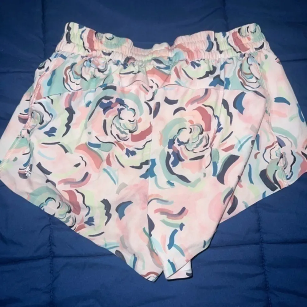 Athleta‎ patterned Hustle 3” Short size XXS - Image 4