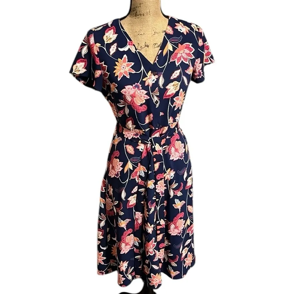 Loft Outlet blue and pink button front floral dress with a matching tie belt - Image 2