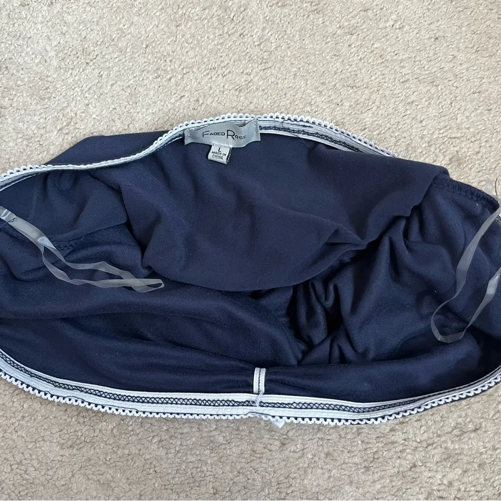 Navy blue tube top with white lace trim and bow detail Size L - Image 6