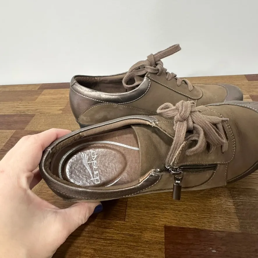 Dansko Womens Loretta Shoe 40 Brown Nubuck Leather Lace Wedge Sneaker Comfort - Image 8