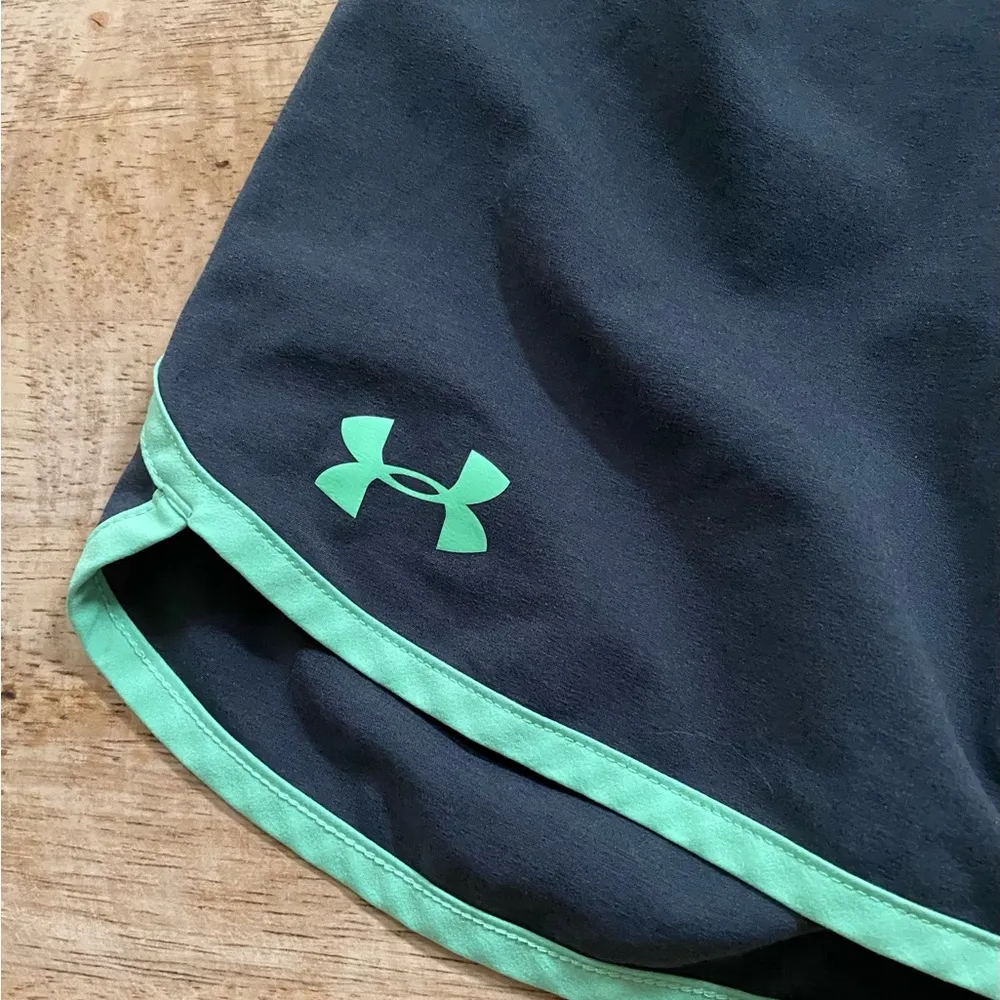 Under Armour Women’s Sz XS Dk Gray/Green Wordmark Logo Waistband Athletic Shorts - Image 4