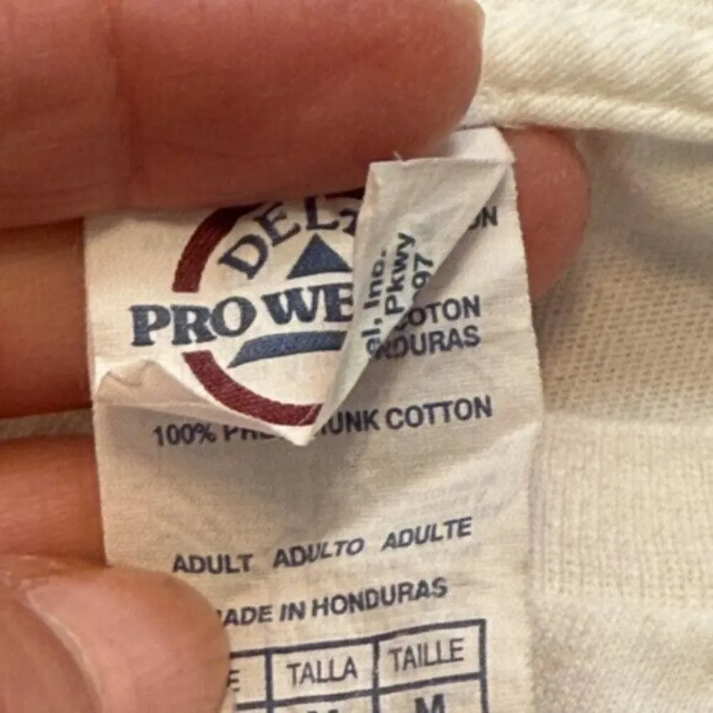 NEW Delta women's medium white/green St. Patrick's Day t-shirt - Image 2