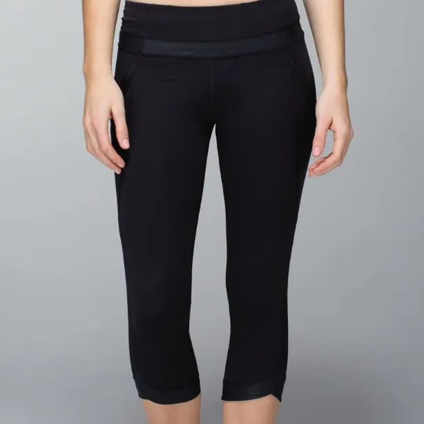 Lululemon Chase Me Crop II
Black - Image 2