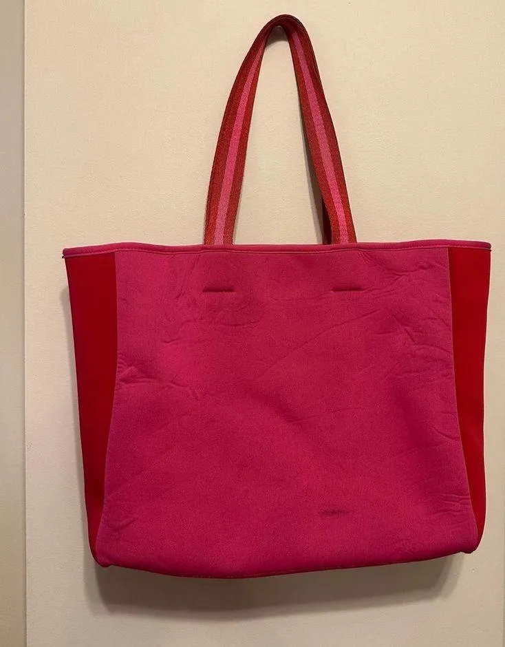 SUMMERSALT Neoprene Beach Tote in Pink/Red - Image 5