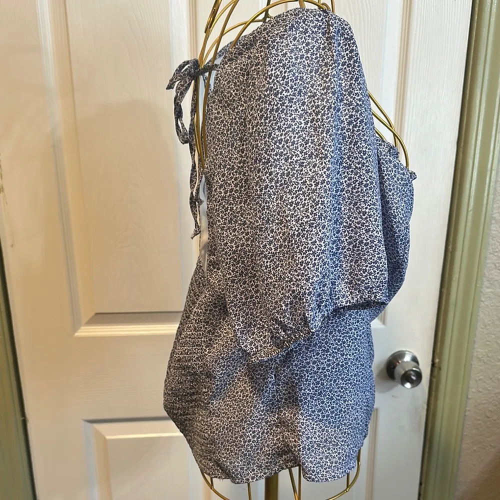 Abercrombie & Fitch floral Blue and White Puff Sleeve smocked Crop Top - Image 5