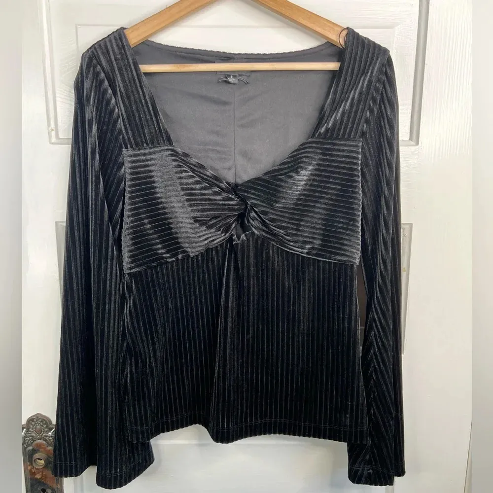 Wildfox Women's Black Velvet Knot Detail Blouse Size S Long Bell Sleeve NWOT - Image 3