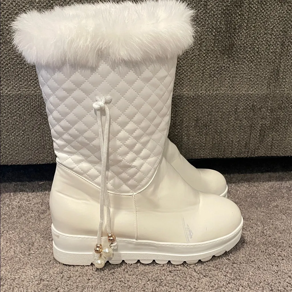 White Quilted Fur Trim Boots Size 11 - Image 2