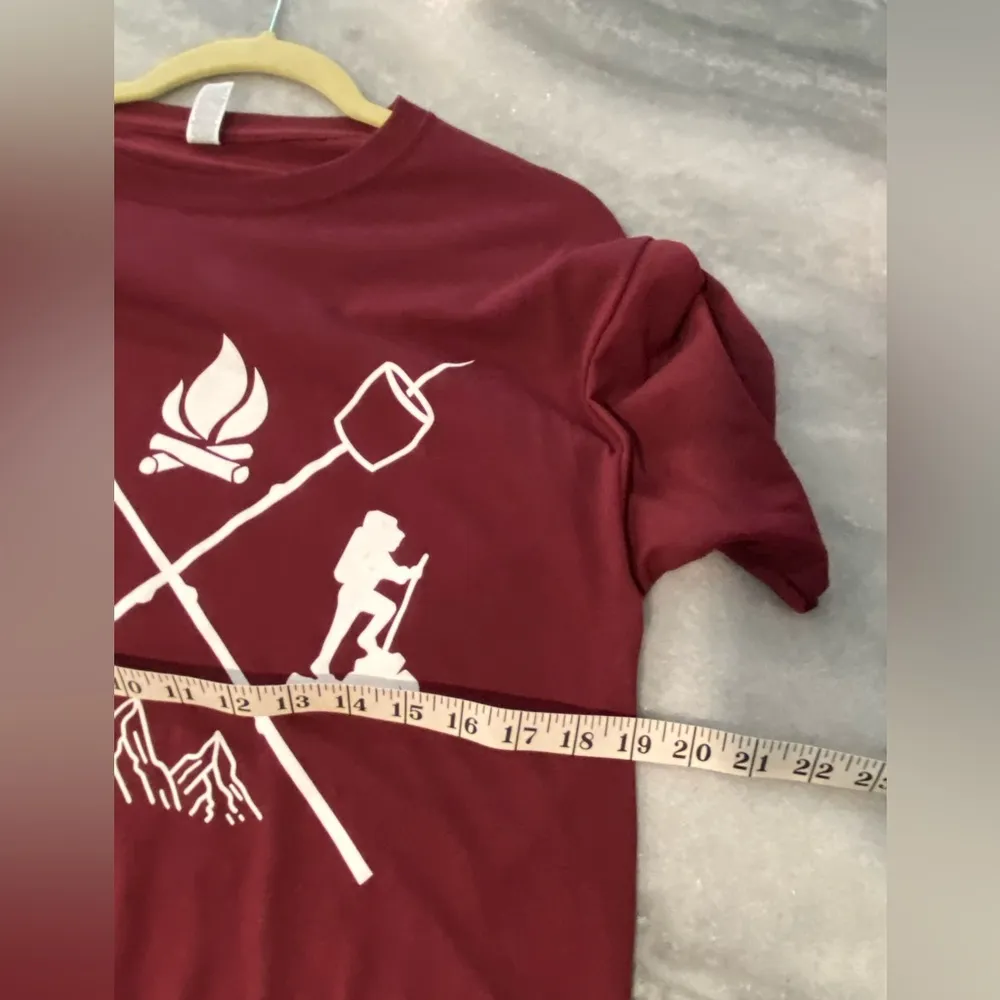 NWOT Jerzees Size M Burgundy Tee Shirt Camp Hike S’mores Mountain Outdoor Print - Image 9