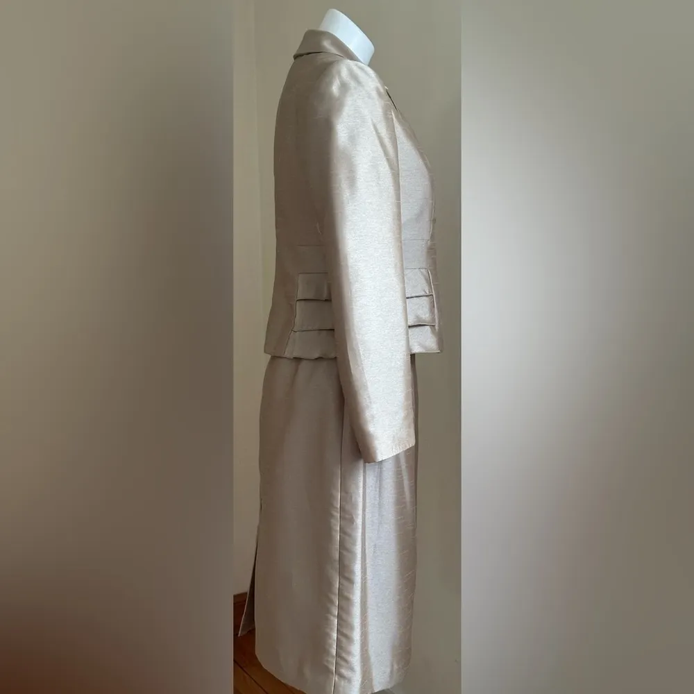 Kasper gold 3 Button Skirt Suit Set.Ruffle Layers On Jacket Zip in Back Sz 8P Tan - Image 2