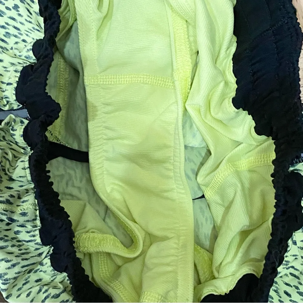 LULULEMON Athletica Hotty Hot Shorts in Dottie Dash Clarity Yellow/Black Size 6 - Image 10