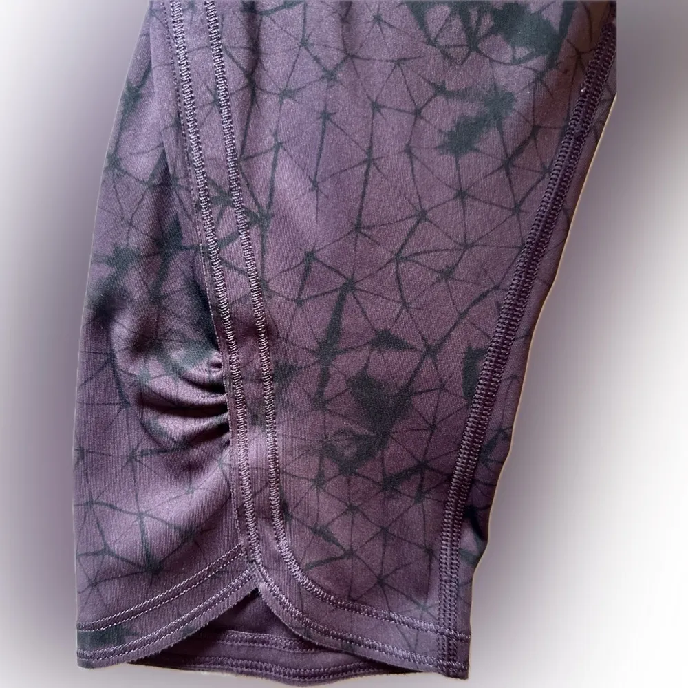 - LULULEMON star crossed pattern leggings Sz6 - Image 8