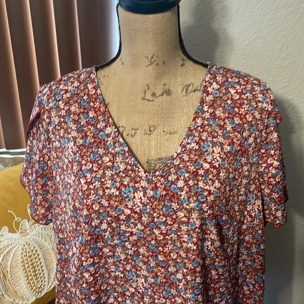 Unknown brand red v - Image 2