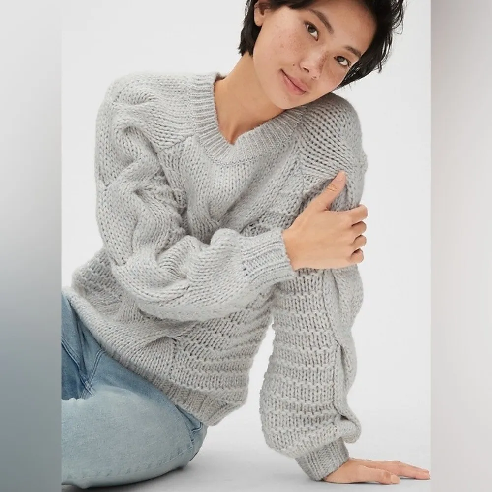 Chunky Cable-Knit Crewneck Sweater Size Small wool blend - Image 2