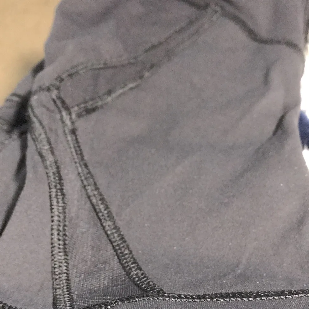 Lululemon Crop Leggings Mesh Panels Waistband Hidden Pocket Black Sz 4 - Image 3