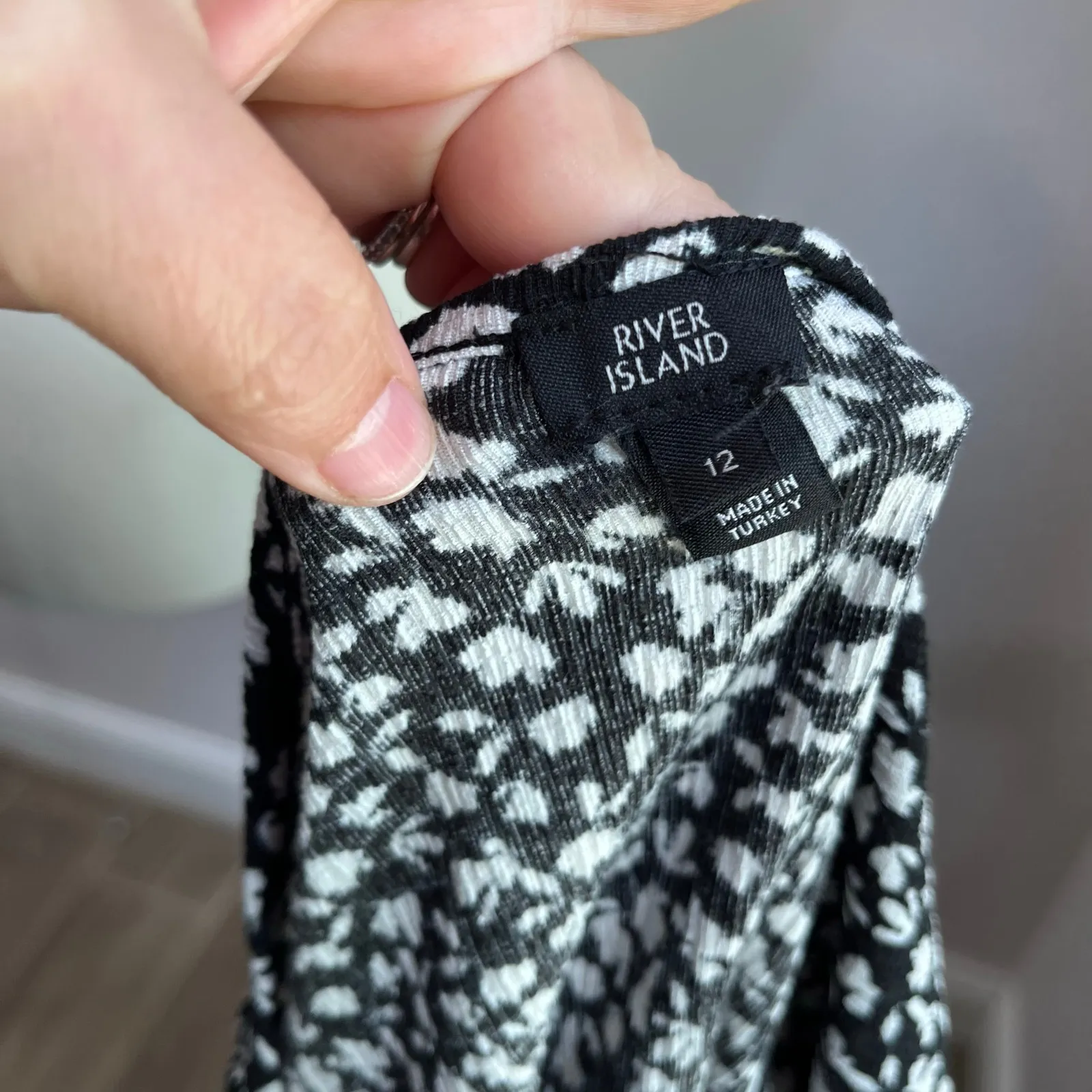 River Island White & Black Floral Flared Sleeve V Neck Blouse Size US 8 - Image 5