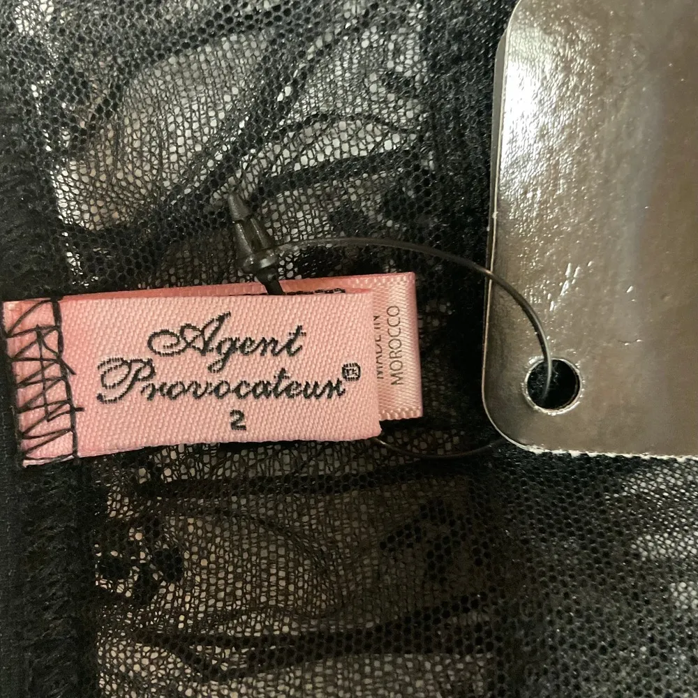 Agent Provocateur Logo Fifi Black Lace Ruffled Suspender Garter Belt Size 2 NWT - Image 12