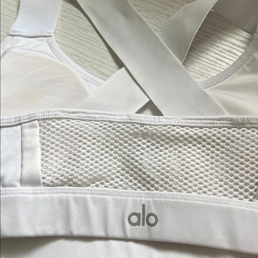 Alo Yoga Equalize White Sports Bra Size Medium - Image 6