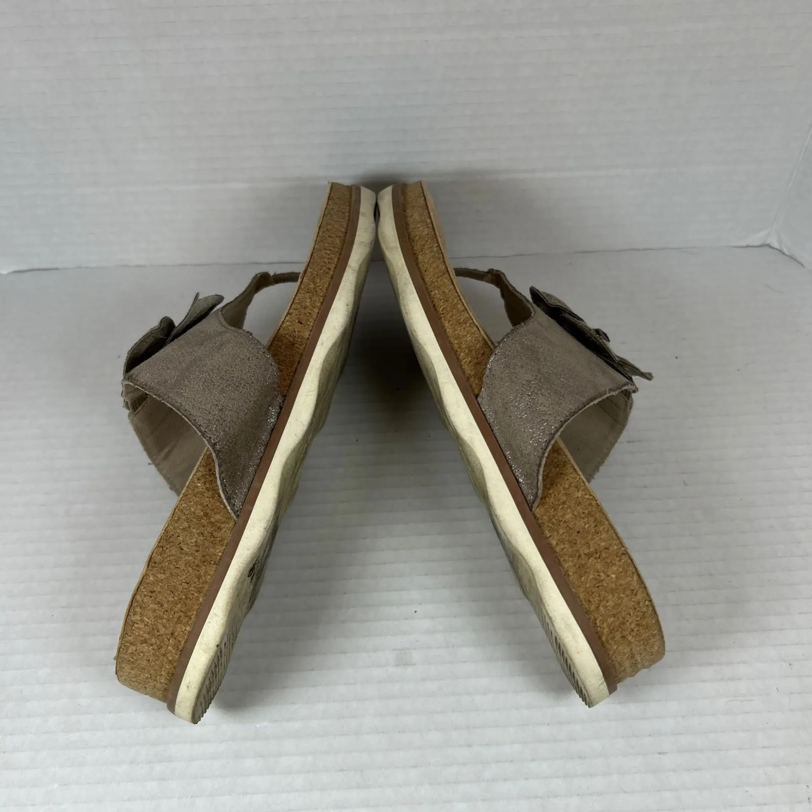 Clarks Collection Brynn Madi Flat Sandal Taupe Metallic Slip-On Women’s Sz 9 - Image 4