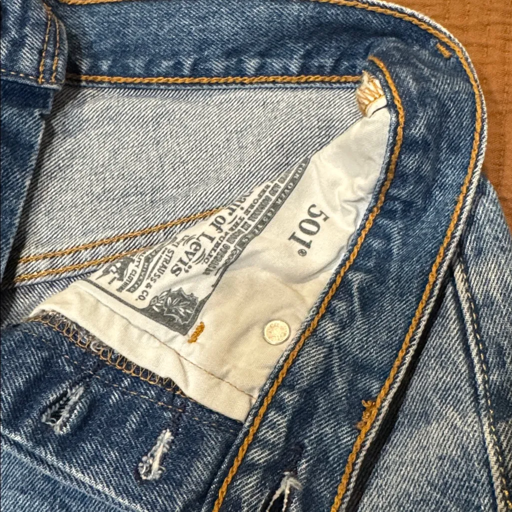 LEVI’S 501 Shorts 25 distressed - Image 4