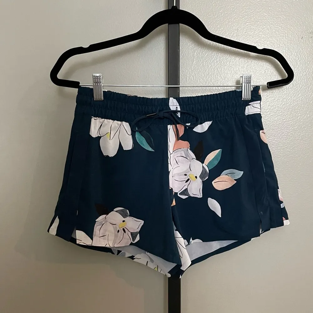 Athleta Printed Baja Short Coastal Floral Constellation Size 0 - Image 2