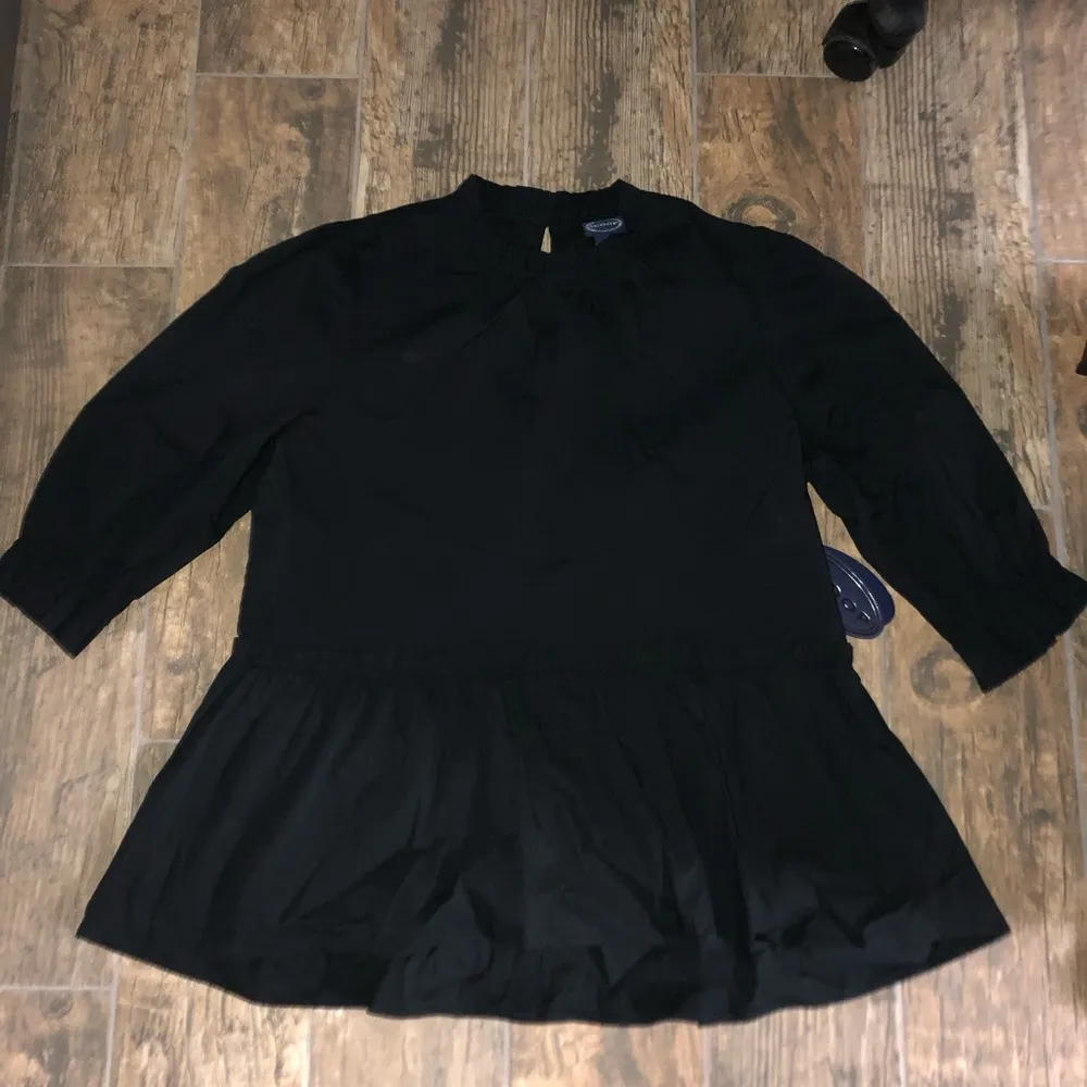 Scoop small,, mock neck, peplum with keyhole back Black - Image 6