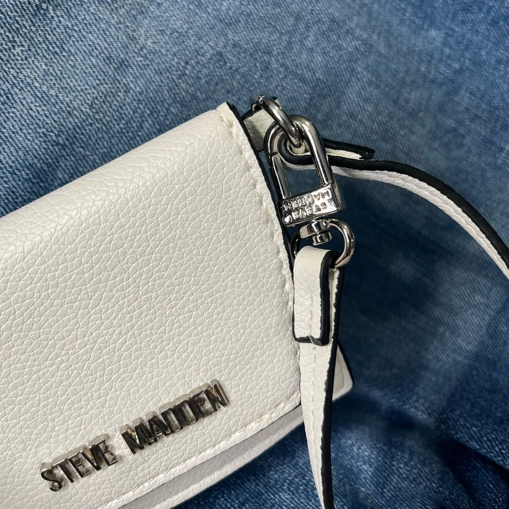 STEVE MADDEN Credit Card/ID Wallet with Wrist Strap White-OS - Image 3