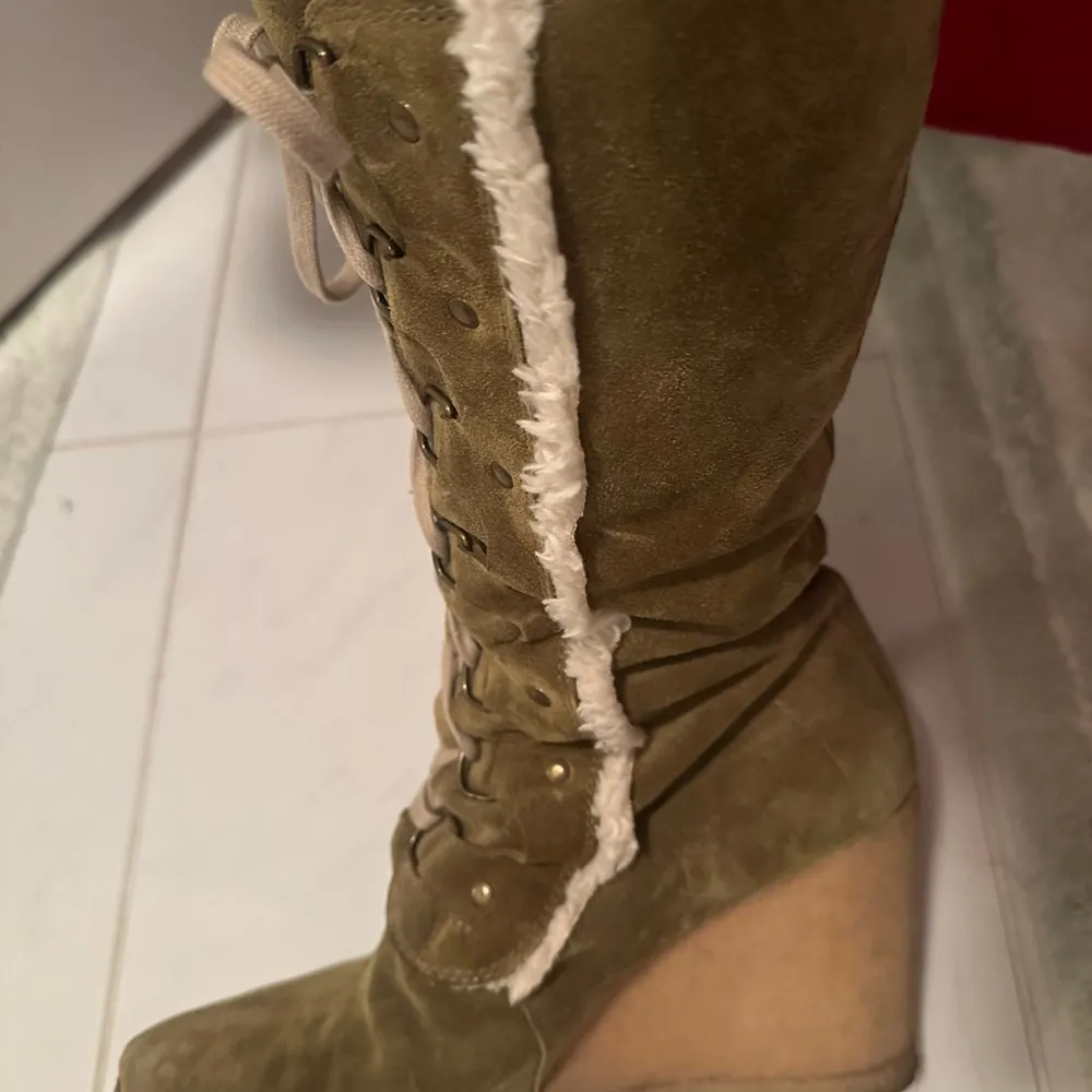 Blue suede tall boots lace up wedge rubber sole whitish faux fur 9 - Image 10