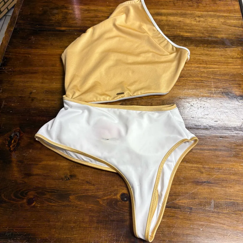 Victoria’s Secret White And Gold One‎ Shoulder Cutout Swimsuit Size Medium - Image 3