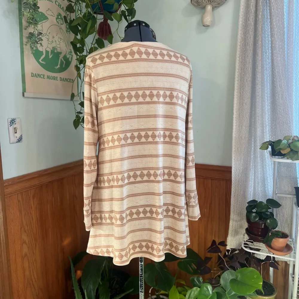 V-Neck Geometric Patterned Top - Image 3