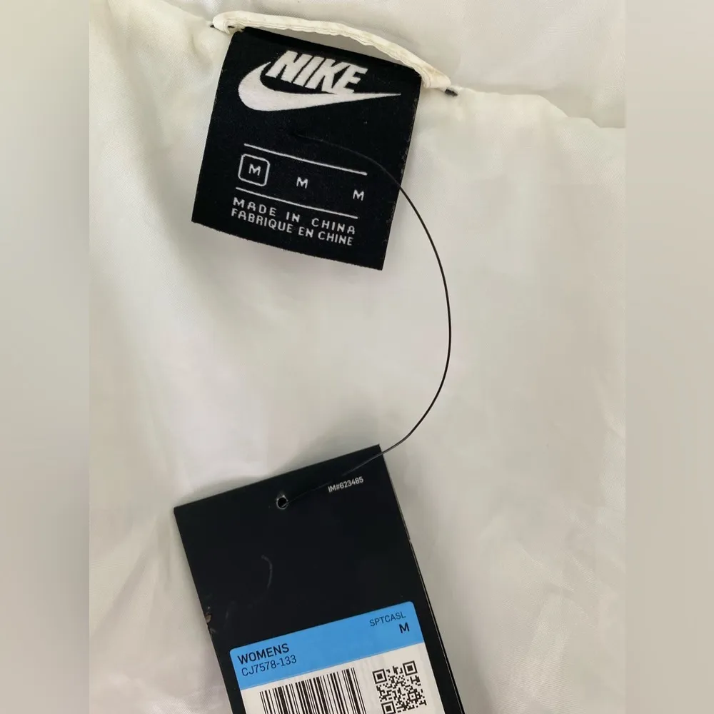 Nike NWT  White Synthetic Fill Puffer Jacket, Size Medium - Image 6